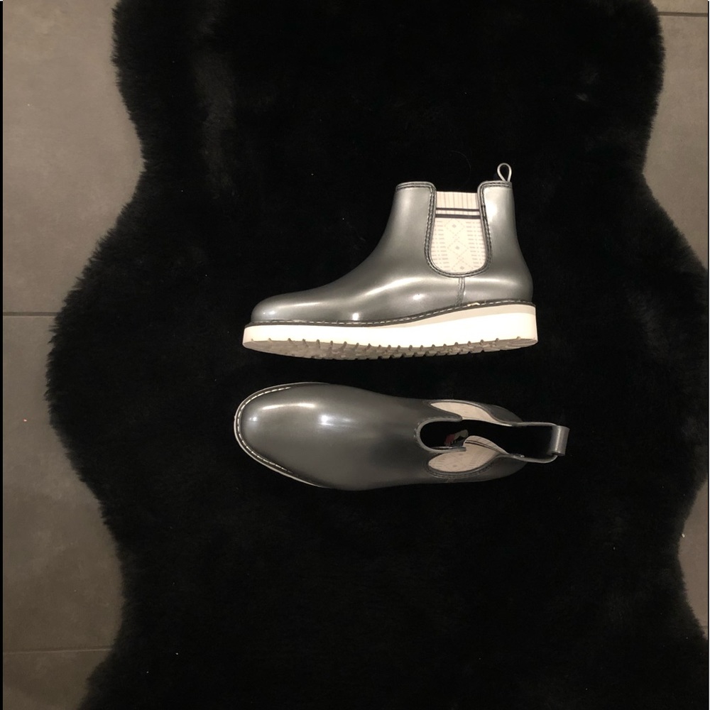 Cougar Kensington Waterproof Chelsea Boots NWOT